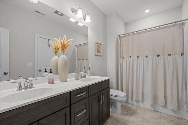 Building Photo - Like new townhome in Wykoff!