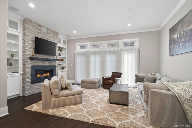 Building Photo - 348 Horseman Blvd