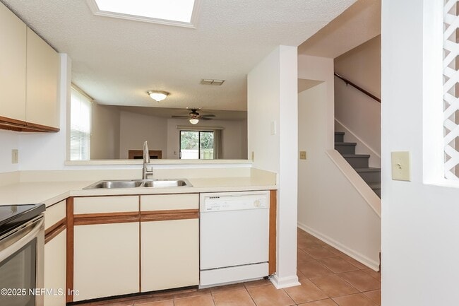 Building Photo - 844 7th Ave S