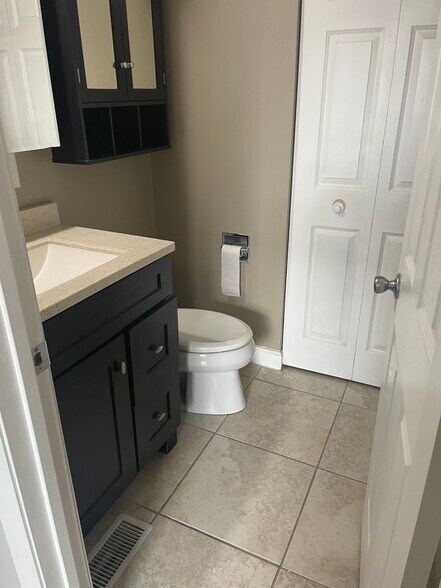 Building Photo - 2718 W 59th St