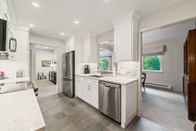 Building Photo - 595 Heritage Vlg
