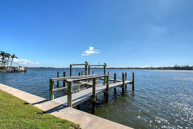 Building Photo - Luxurious Bay Front Home