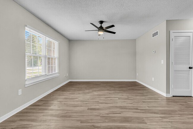 Building Photo - 3 Bedroom 1.5 Bath Town Home in North Charleston