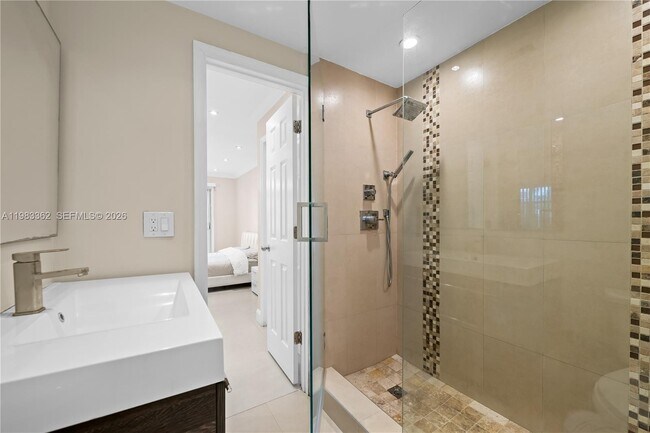 Building Photo - 329 SE 3rd St