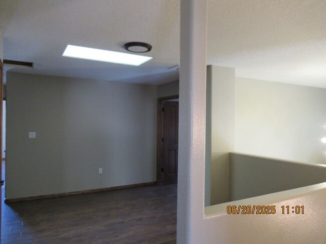Building Photo - Massive 5Bed, 4Bath, 2Story Home Located i...
