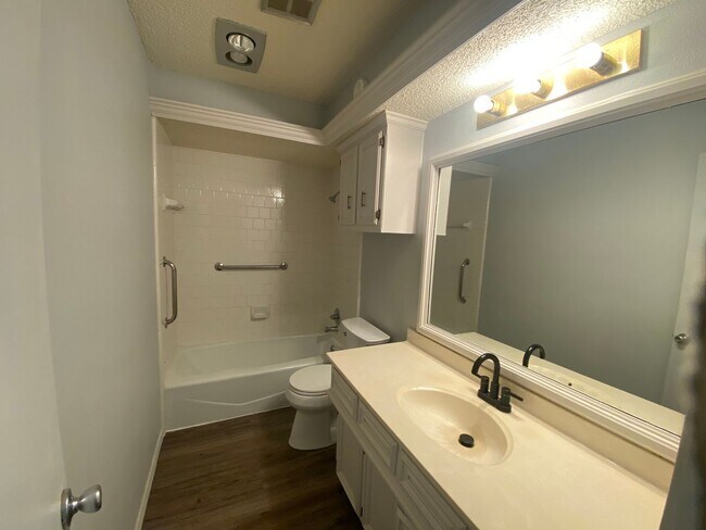 Building Photo - Three bedroom, two bath home available for lease!