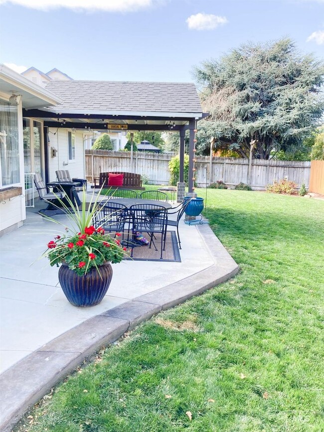 Building Photo - Fantastic 4 Bedroom Home with 3 Car Garage...