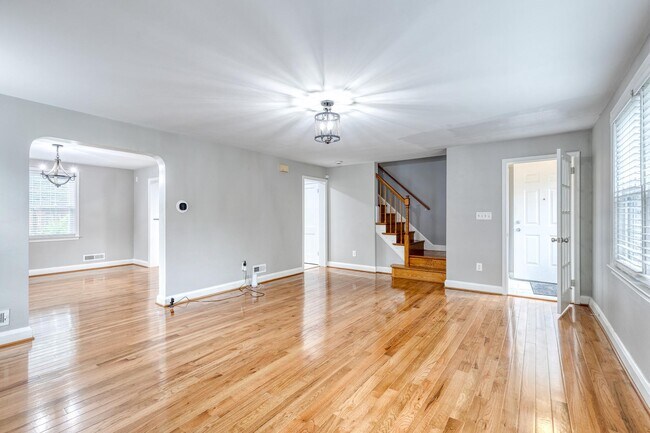 Building Photo - 1517 Dellsway Rd