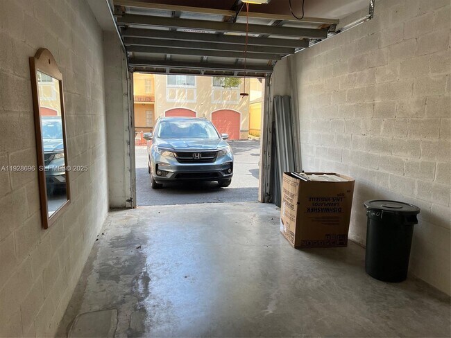 Building Photo - 2406 Centergate Dr