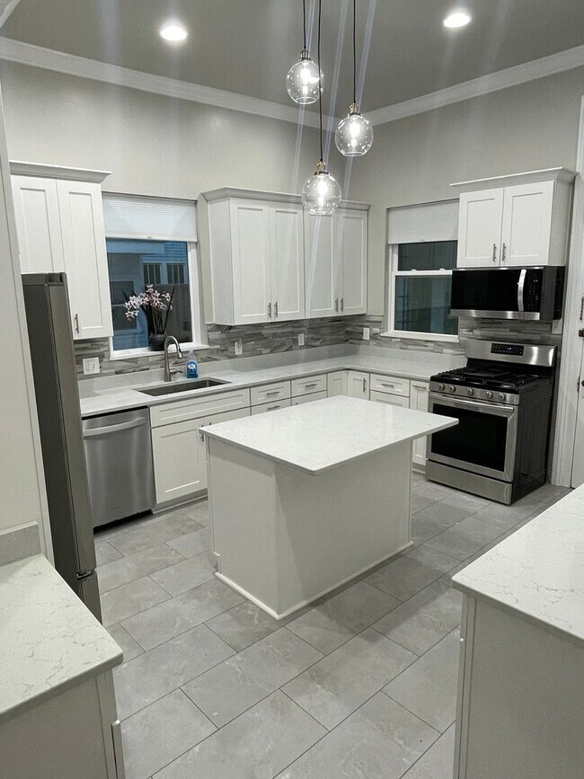 Building Photo - Gorgeous 3BD/2BA ON Napoleon Ave with Off Street Parking