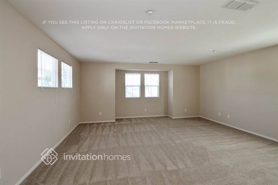 Building Photo - 73 Roadrunner St