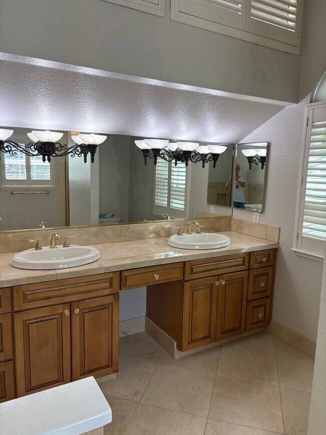 Building Photo - 1938 Stratton Cir