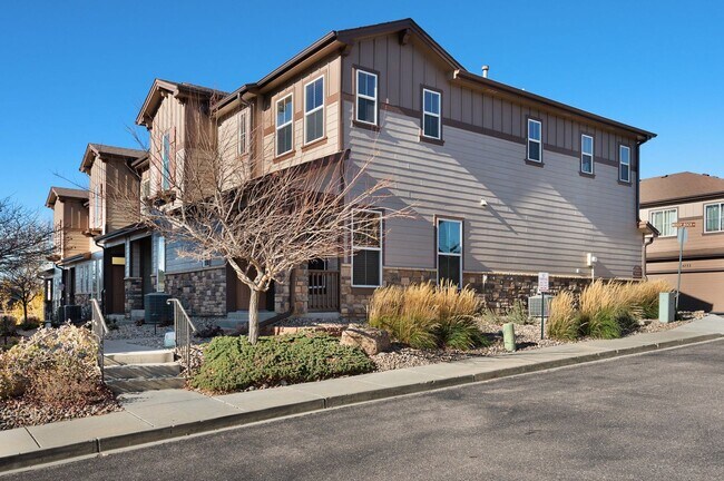 Building Photo - Beautiful 2 bdrm end unit with attach 2 car garage