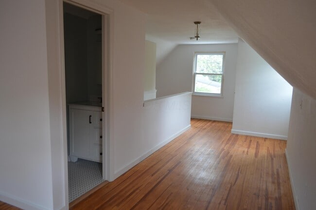 Building Photo - 582 Loveman Ave