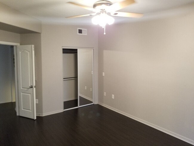 Building Photo - DEPOSIT FREE PROGRAM!! Beautiful 1 Bed Roo...