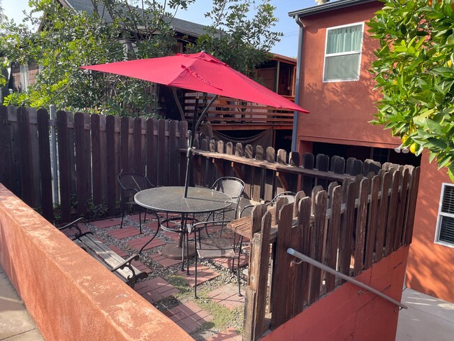 Building Photo - 955 Hyperion Ave