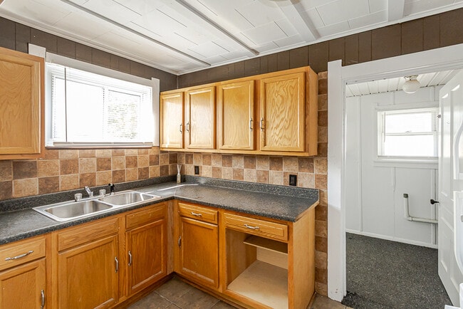 Building Photo - 734 Parker Ave