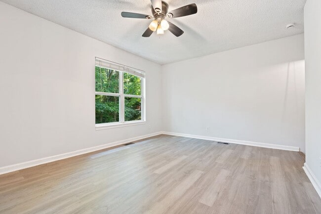 Building Photo - Nicely Remodeled 3 Bedroom House on Cul-de-Sac with Walkout Basement!