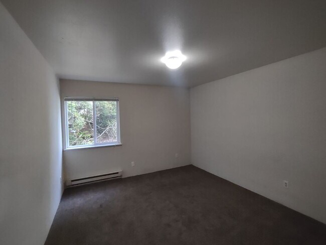 Building Photo - Ground Floor 2 BR 2BA with Storage & w/d
