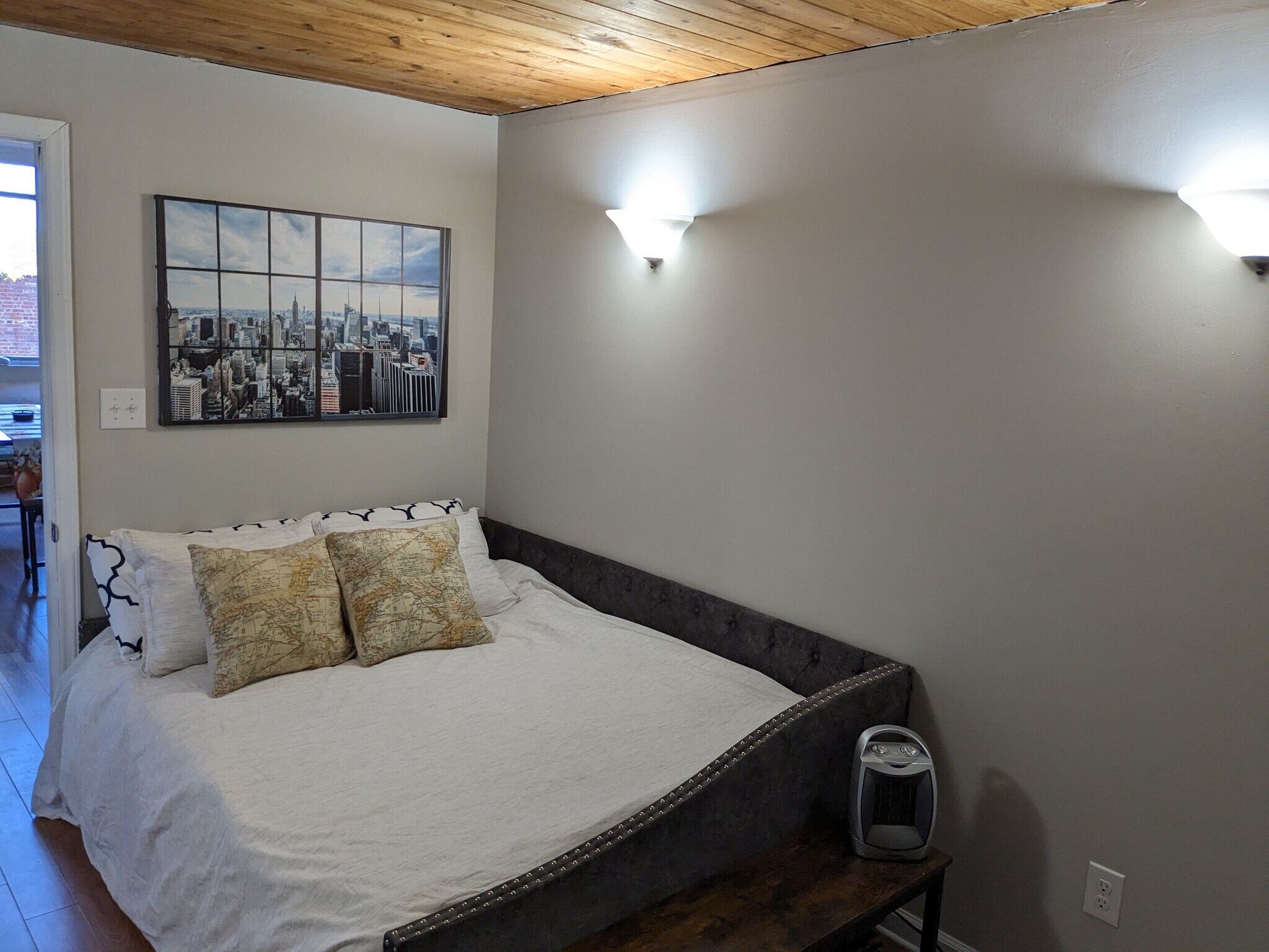 guest room 2_full - 201 S Hoskins Rd