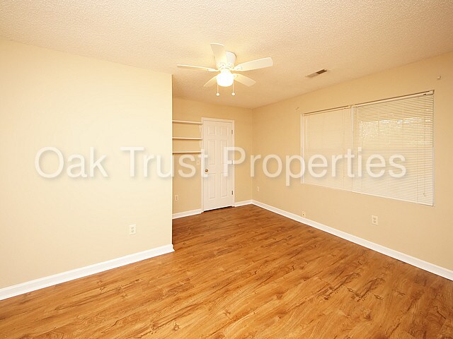 Building Photo - 733 Fort Johnson Rd