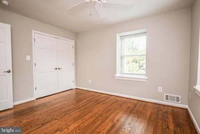 Building Photo - 1211 Vinita Ln