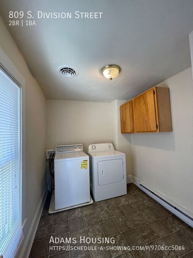 Building Photo - 809 S Division St