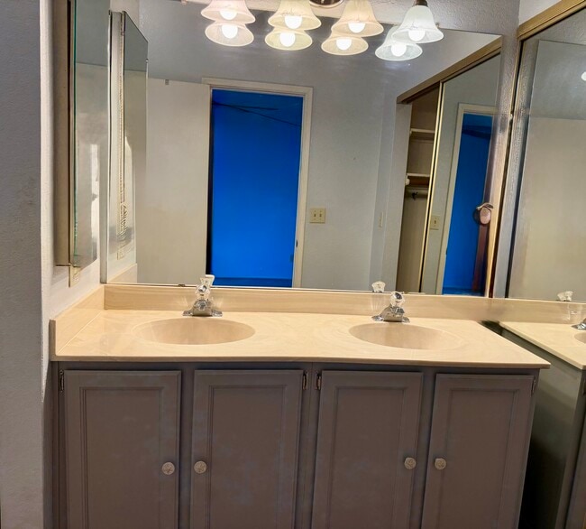 Building Photo - 4871 W Condor Dr