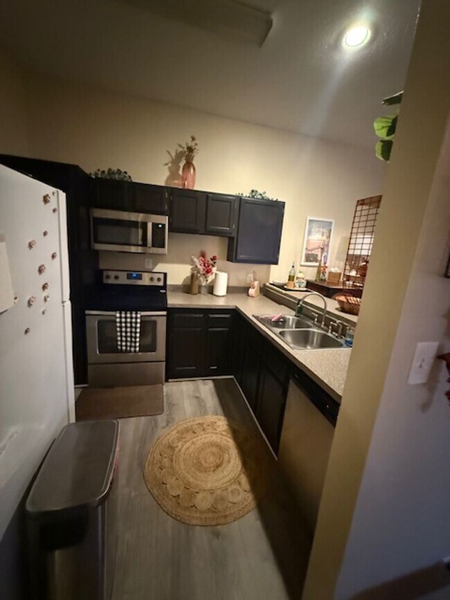 Building Photo - 608 Squire Ln