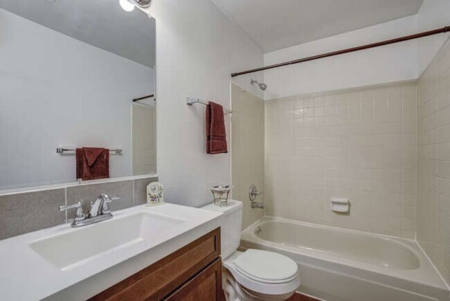 Building Photo - 1 Bedroom 1 Bathroom Beautifully Updated Washer/Dryer In Unit