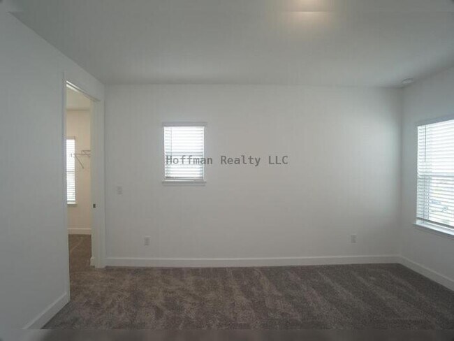 Building Photo - Stunning 5-Bedroom Lakeview Home in River ...