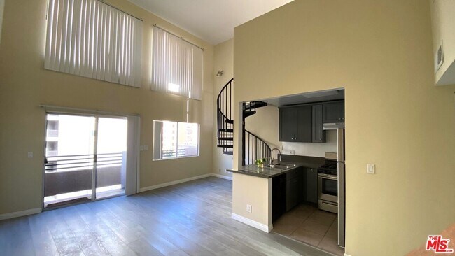 Building Photo - 701 S Kingsley Dr