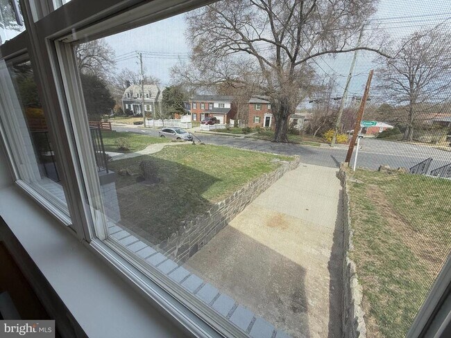 Building Photo - 3405 Carpenter St SE