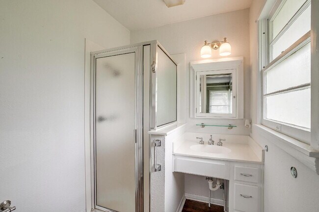 Building Photo - Darling 3-Bedroom Home in South Hills Neig...