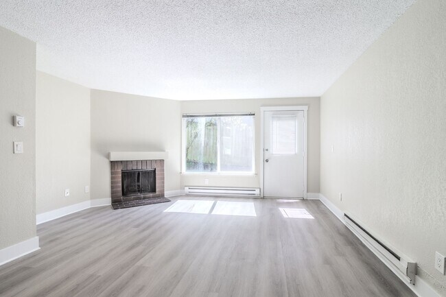 Building Photo - Open Concept Townhome with Balcony