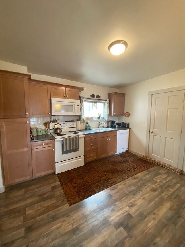Building Photo - Furnished One Bedroom plus Office One Bath Seasonal Rental in Downtown Glenwood Springs