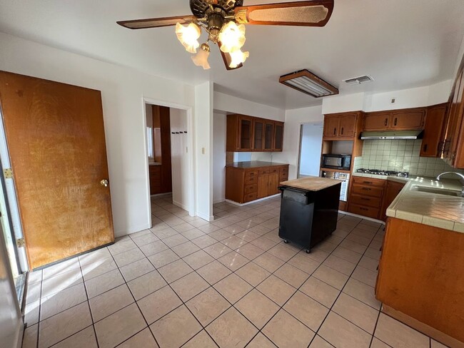 Building Photo - Reedley Country Home For rent