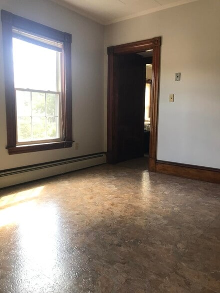 Building Photo - 502 Main St