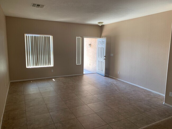 Building Photo - 4 Bed 2 Bath home!