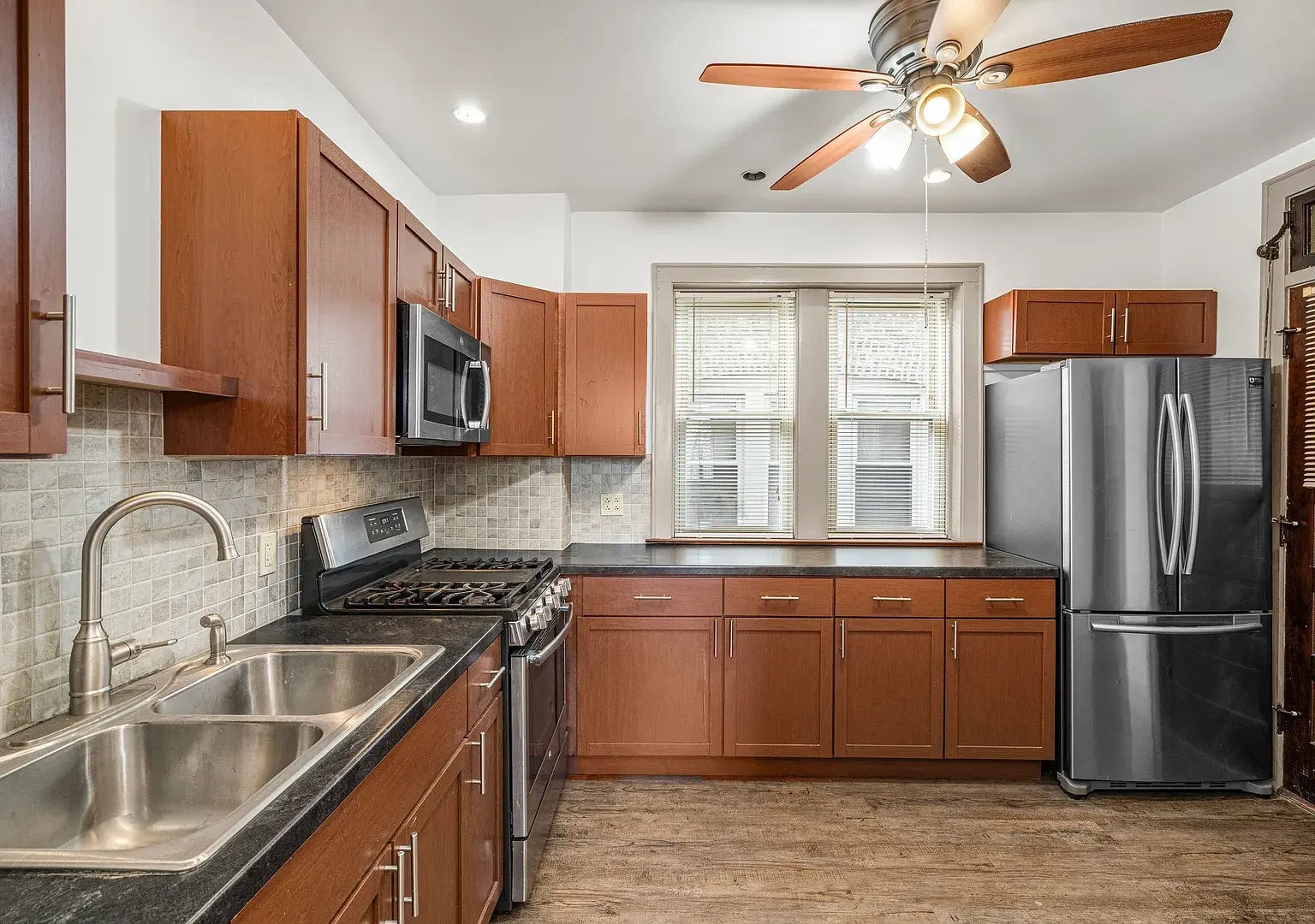 Building Photo - 5352 W Sunnyside Ave