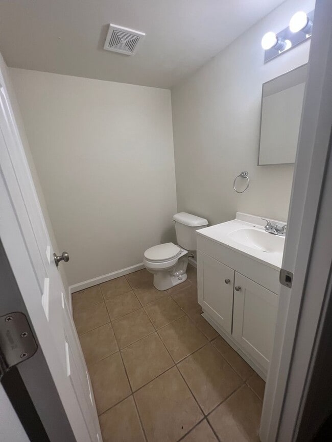 Building Photo - 4-bedroom 1.5 baths house near I-44