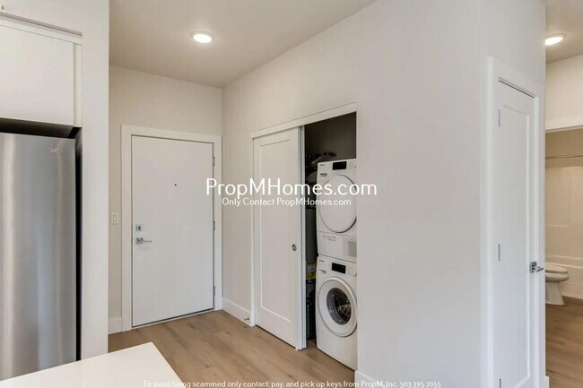 Building Photo - Modern Two Bedroom Unit with Fenced Yard!
