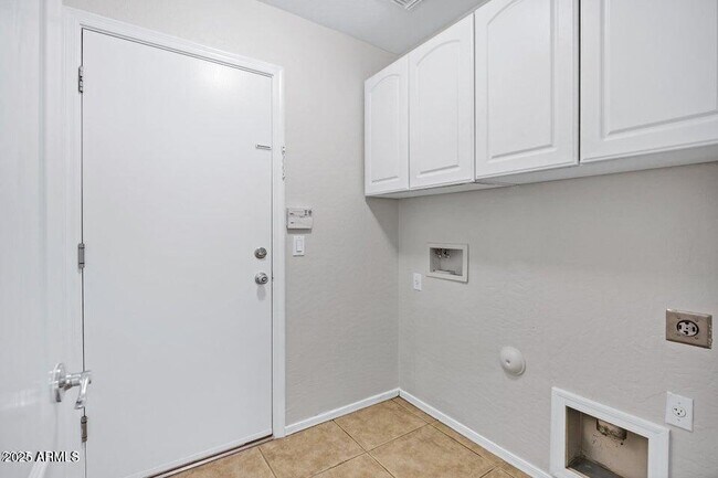 Building Photo - 2943 E Mead Dr