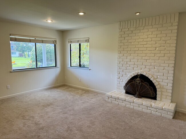 Building Photo - 213 Vía Lantana