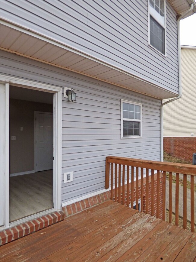 Building Photo - 338 E Oak St