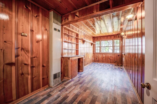 Building Photo - Freshly Updated 3 Bedroom Home