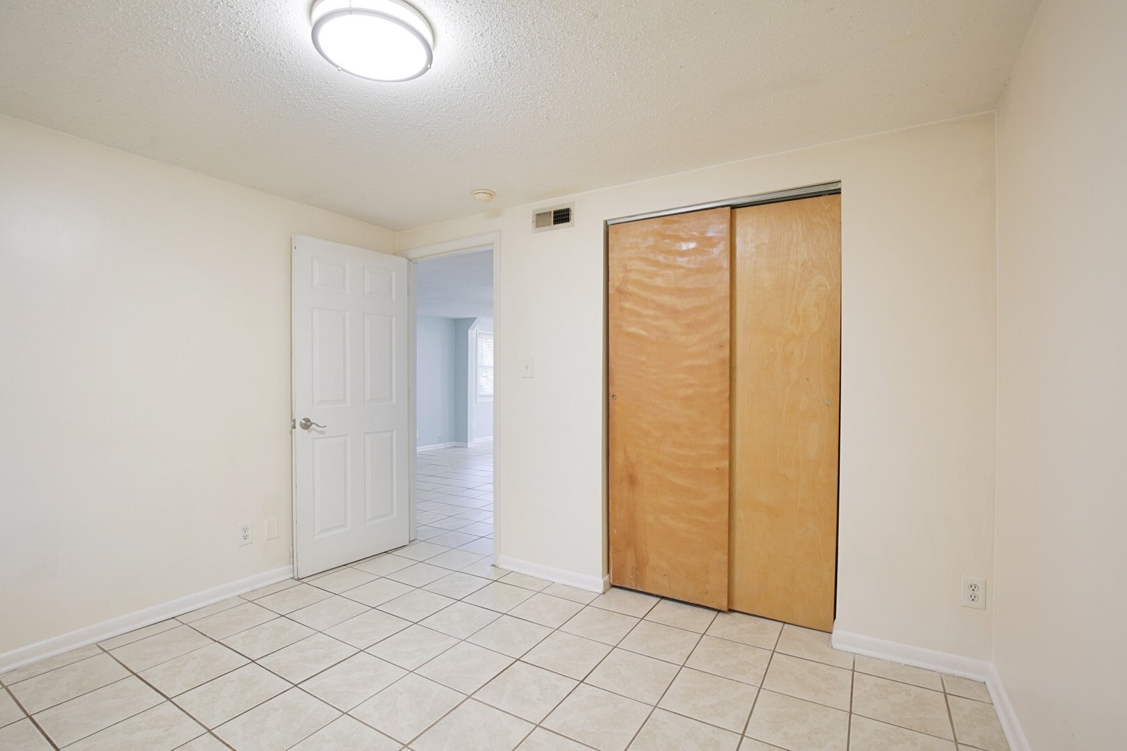 Building Photo - 1006 S 5th Street