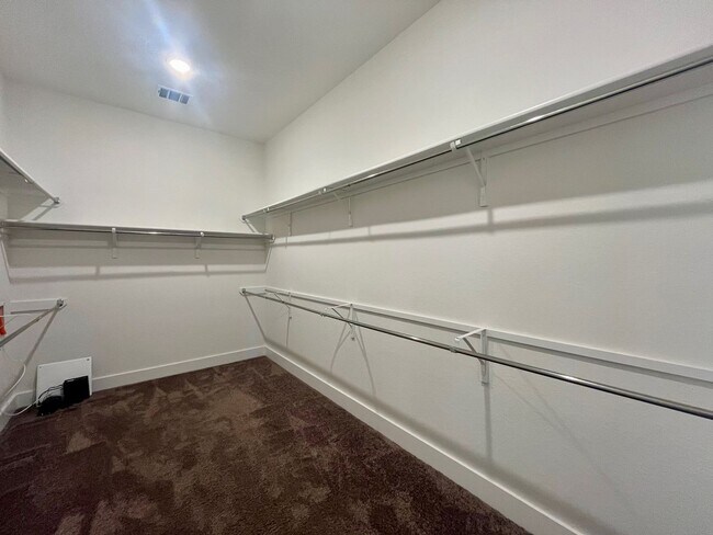 Building Photo - Spacious 4 Bedroom / 4 Full Bath Home w/ M...