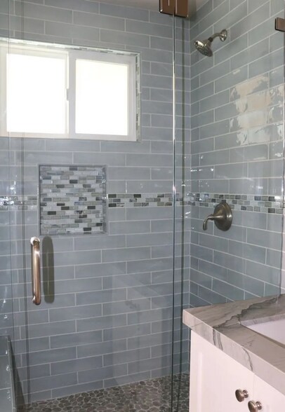 Building Photo - 902 W Cliff Dr