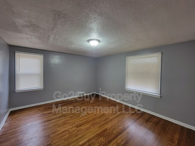 Building Photo - 2111 Ewald Cir